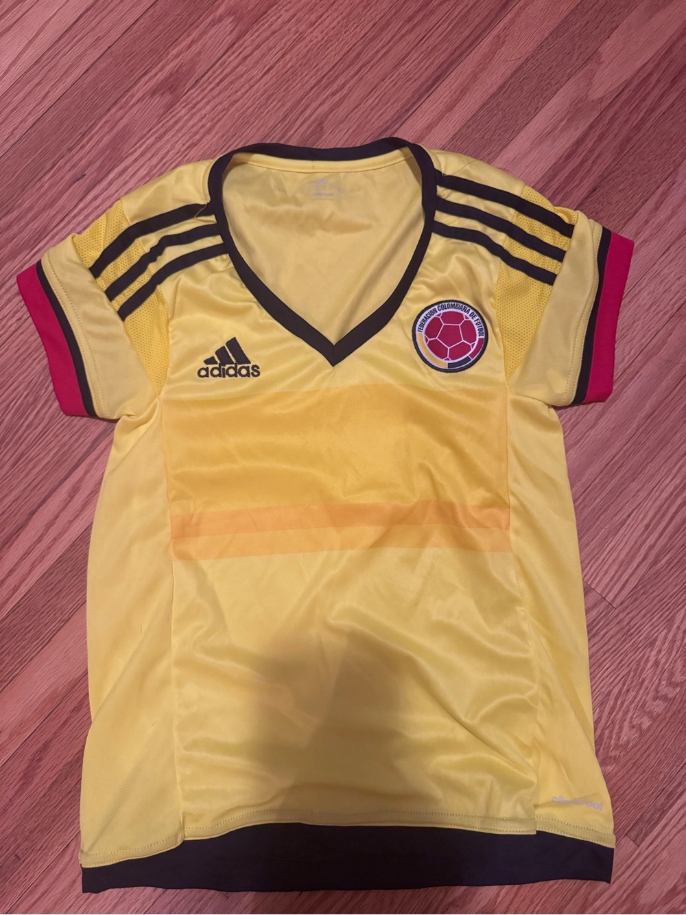 Adidas Women’s XSmall Colombia Yellow Soccer Jersey never worn